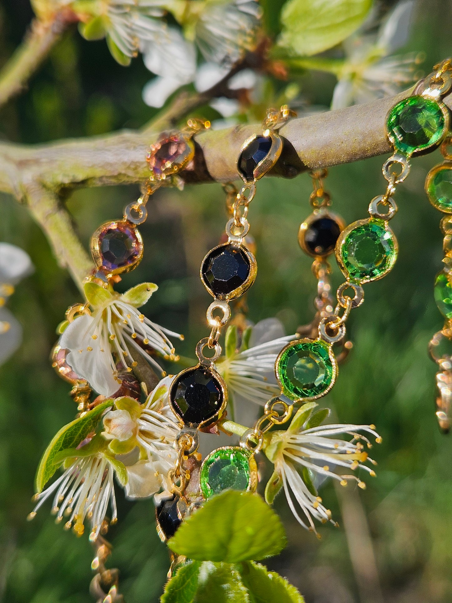 Bracelet doré avec incrustation de pierres