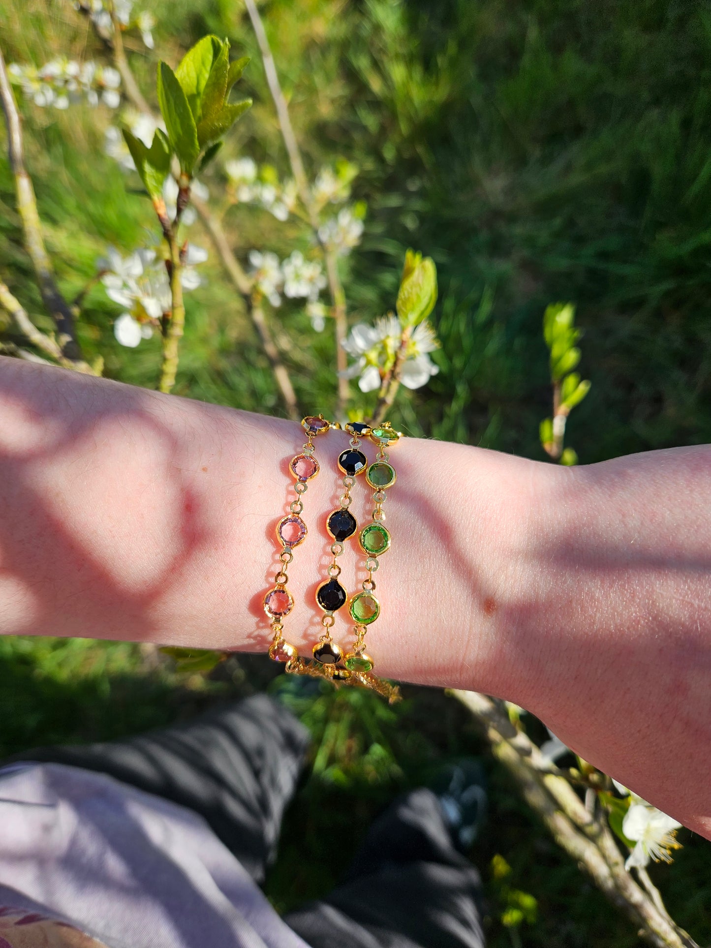 Bracelet doré avec incrustation de pierres