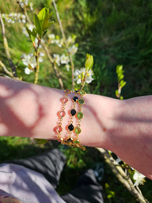 Bracelet doré avec incrustation de pierres